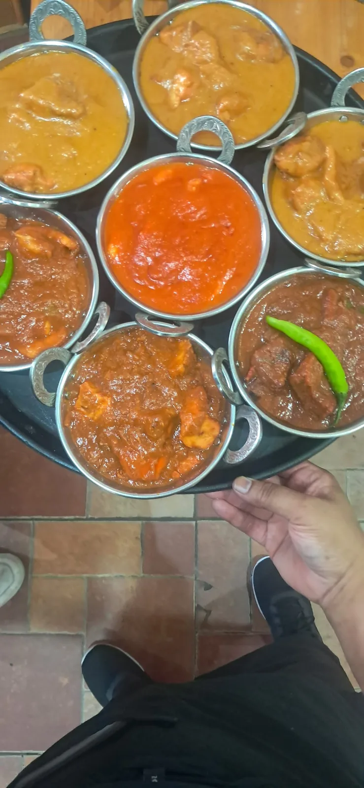 Variedad de currys recién hechos en Enjoy Indian, Torrevieja