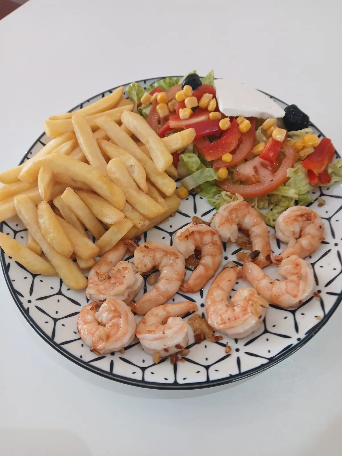 Gambas al ajillo con patatas y ensalada, listas para pedir en Enjoy Indian