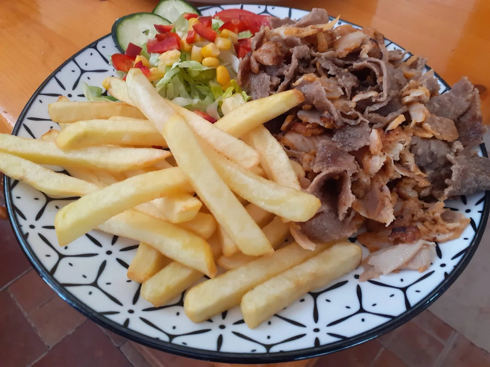 Carne a la plancha marinada con especias, servida con patatas y ensalada en Enjoy Indian