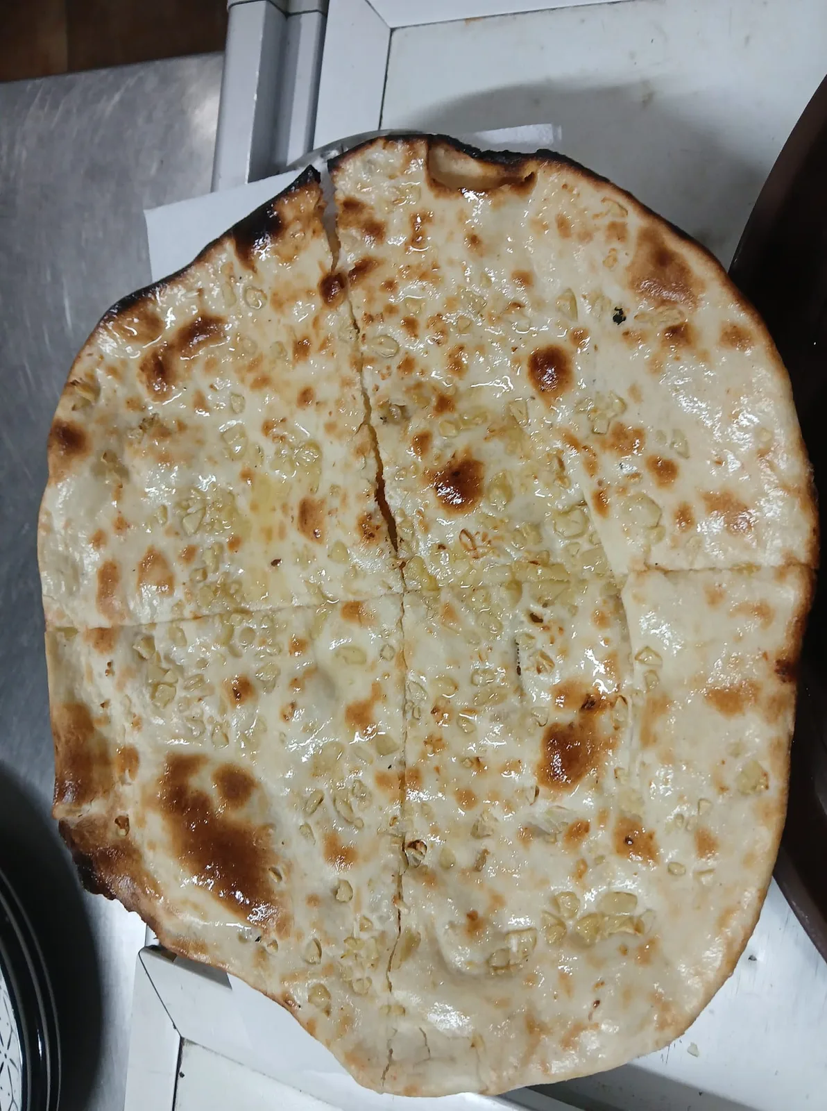 Naan de ajo recién salido del horno tandoor en Enjoy Indian, Torrevieja