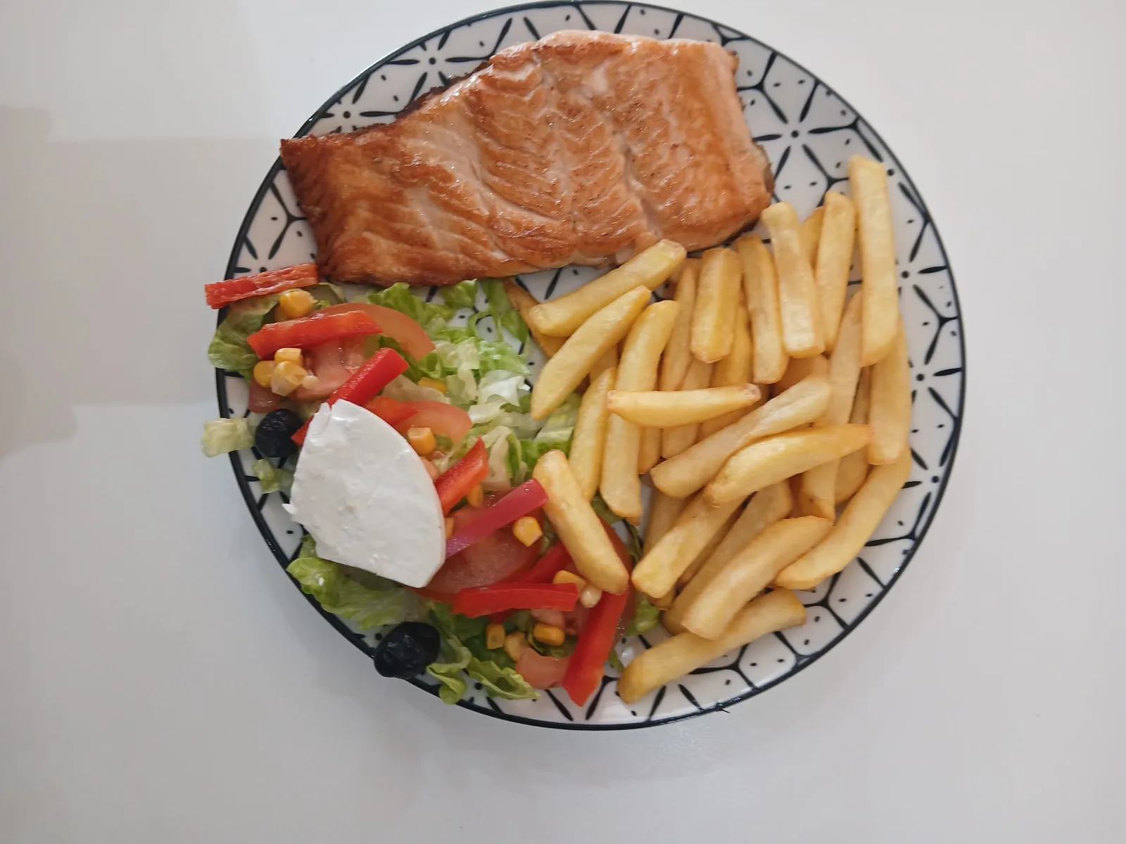 Salmón a la plancha con ensalada y patatas, una de las opciones del menú en Enjoy Indian