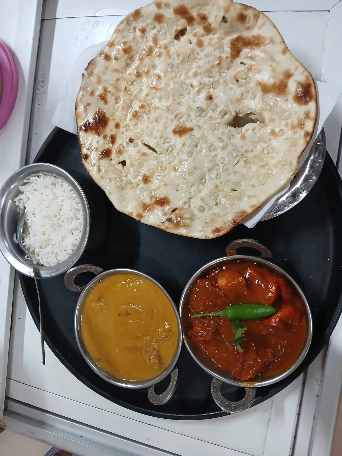 Naan recién hecho, dal y curry servidos en Enjoy Indian, Torrevieja